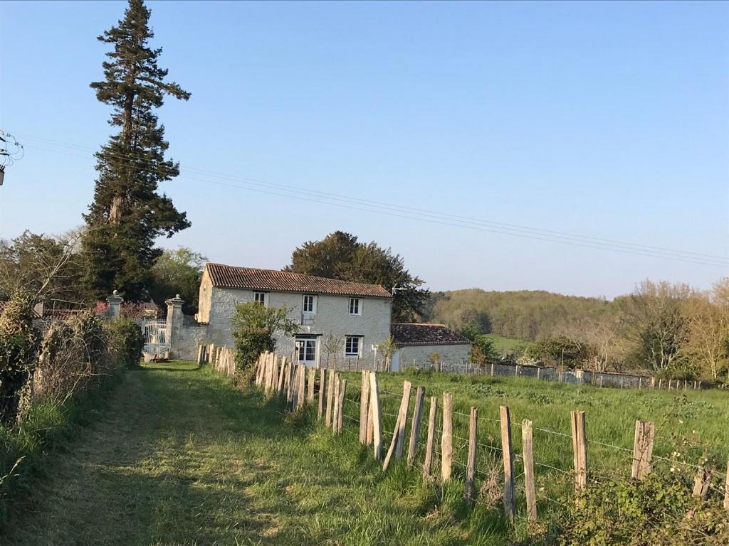 Le Logis Du Plessis Bed & Breakfast Chaniers Екстериор снимка