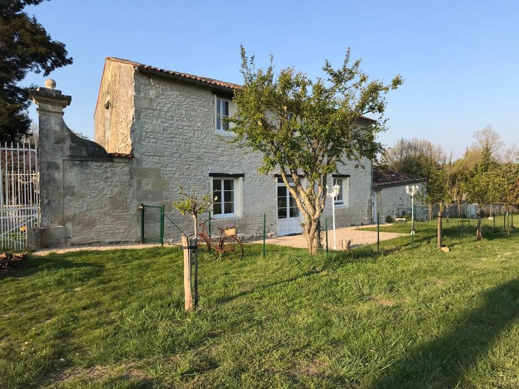 Le Logis Du Plessis Bed & Breakfast Chaniers Екстериор снимка